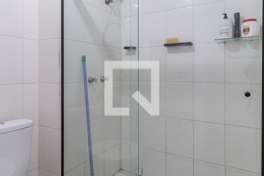 Banheiro de apartamento à venda com 2 quartos, 46m² em Piratininga, Osasco