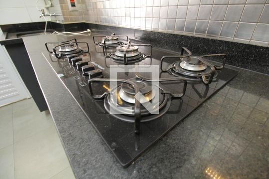 Cozinha de apartamento à venda com 2 quartos, 80m² em Chácara Agrindus, Taboão da Serra