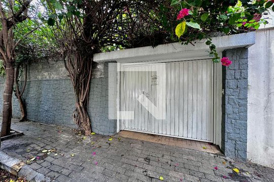 Fachada de casa para alugar com 4 quartos, 170m² em Campo Belo, São Paulo