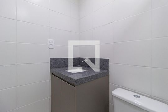 Banheiro de apartamento para alugar com 2 quartos, 40m² em Vila da Oportunidade, Carapicuíba