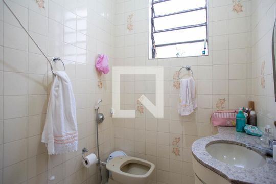 Banheiro de apartamento à venda com 4 quartos, 136m² em Sagrada Família, Belo Horizonte