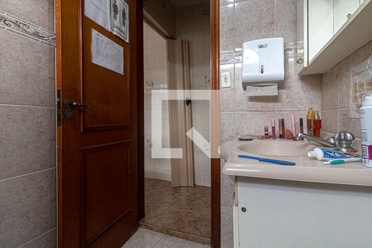 banheiro social_4 de casa para alugar com 5 quartos, 400m² em Vila da Saúde, São Paulo