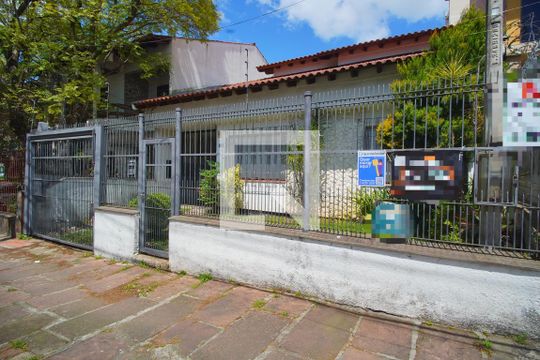 Fachada de casa à venda com 3 quartos, 200m² em Boa Vista, Porto Alegre