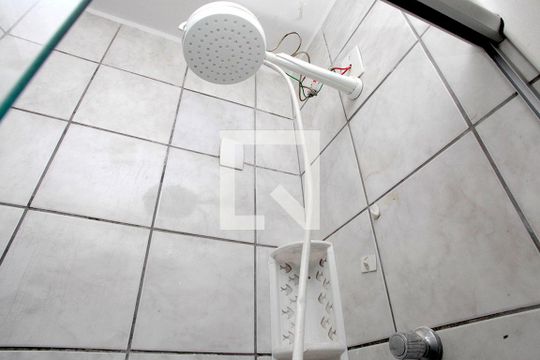 Banheiro de kitnet/studio à venda com 1 quarto, 27m² em Centro Histórico, Porto Alegre