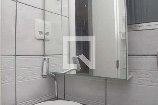 Banheiro de kitnet/studio para alugar com 1 quarto, 27m² em Centro Histórico, Porto Alegre