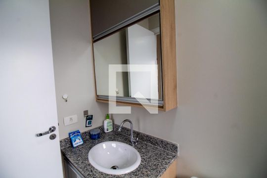 Banheiro de kitnet/studio para alugar com 1 quarto, 26m² em Campo Belo, São Paulo