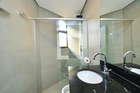 Banheiro suite de apartamento para alugar com 1 quarto, 60m² em Santo Agostinho, Belo Horizonte
