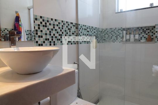 Banheiro Social de casa à venda com 3 quartos, 500m² em Braúnas, Belo Horizonte