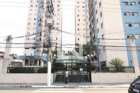 Fachada de apartamento para alugar com 2 quartos, 62m² em Vila Carmosina, São Paulo