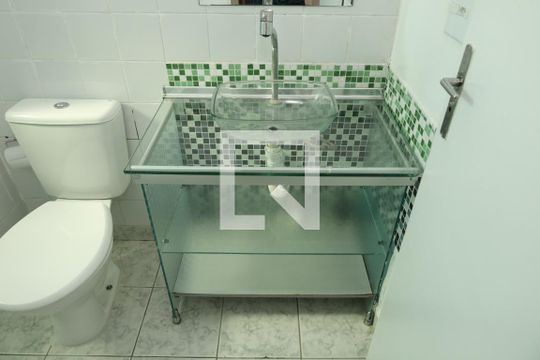 Banheiro de apartamento para alugar com 2 quartos, 62m² em Vila Carmosina, São Paulo