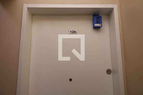 Porta do apartamento - Lockbox instalada de apartamento para alugar com 2 quartos, 62m² em Vila Carmosina, São Paulo