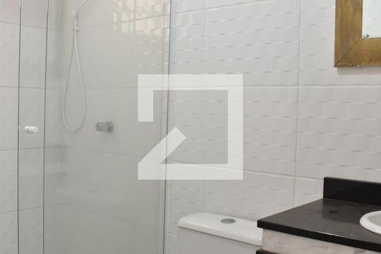Banheiro de apartamento para alugar com 2 quartos, 46m² em Ganchinho, Curitiba