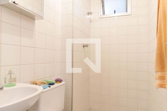 Banheiro de apartamento à venda com 2 quartos, 48m² em Vila Carmosina, São Paulo