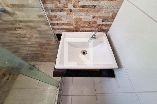 Banheiro de casa à venda com 1 quarto, 80m² em Piratininga, Niterói