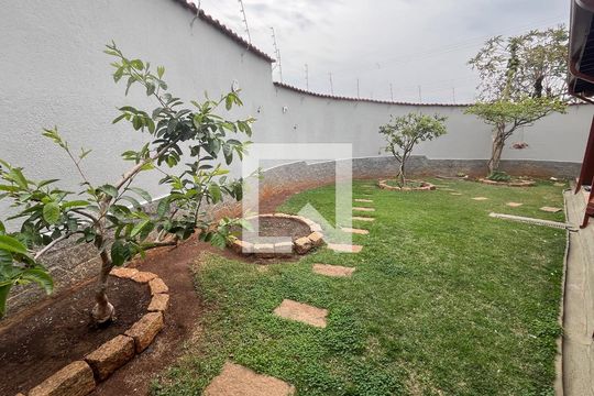 Quintal de casa à venda com 3 quartos, 293m² em Vila Nogueira, Campinas
