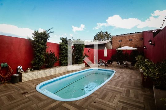 Piscina de casa à venda com 3 quartos, 189m² em Hípica, Porto Alegre