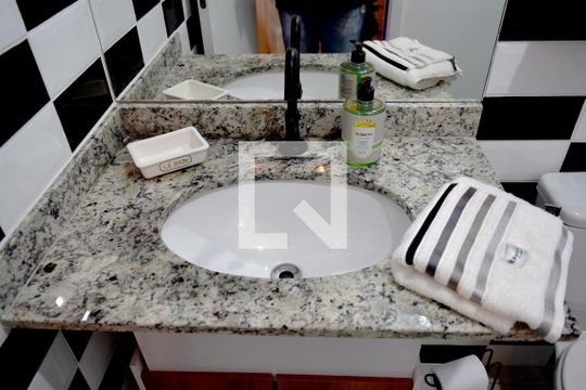 Banheiro de apartamento para alugar com 1 quarto, 30m² em Pinheiros, São Paulo
