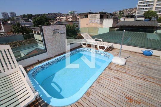Piscina de casa à venda com 3 quartos, 110m² em Olaria, Rio de Janeiro