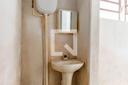 Banheiro de serviço de casa para alugar com 2 quartos, 70m² em Centro, Canoas