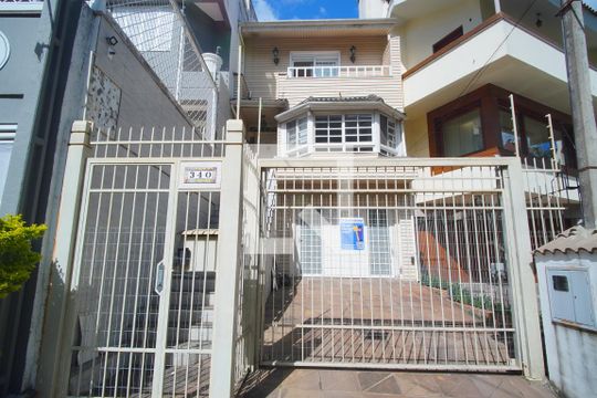 Fachada de casa à venda com 3 quartos, 348m² em Vila Jardim, Porto Alegre