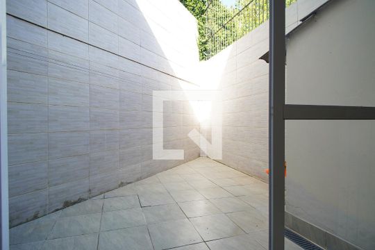Quintal de casa à venda com 3 quartos, 348m² em Vila Jardim, Porto Alegre