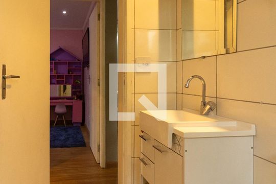 Banheiro de apartamento para alugar com 2 quartos, 57m² em Parque Rincao, Cotia