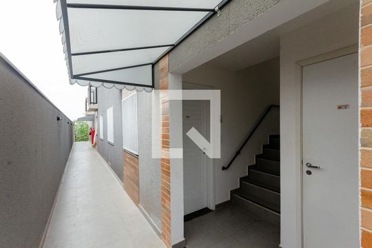 Corredor externo de apartamento para alugar com 2 quartos, 48m² em Vila Santa Edwiges, São Paulo