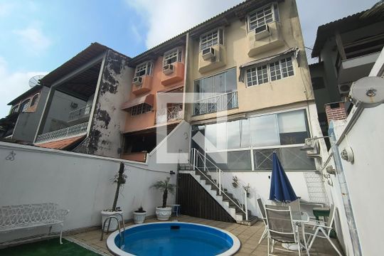 Fachada de casa à venda com 3 quartos, 198m² em Anil, Rio de Janeiro