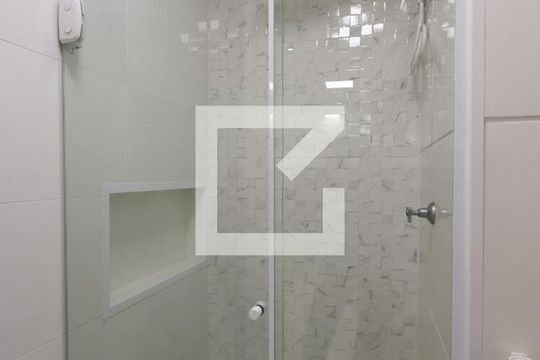 Banheiro de apartamento para alugar com 2 quartos, 38m² em Vila Tolstoi, São Paulo