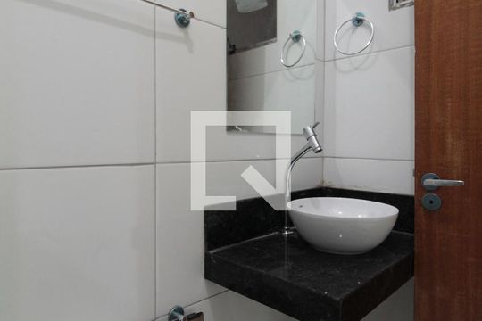 Banheiro de kitnet/studio para alugar com 1 quarto, 40m² em Minascaixa, Belo Horizonte