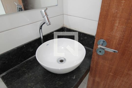 Banheiro de kitnet/studio para alugar com 1 quarto, 40m² em Minascaixa, Belo Horizonte