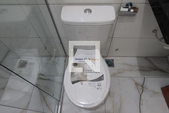 Banheiro de kitnet/studio para alugar com 1 quarto, 40m² em Minascaixa, Belo Horizonte
