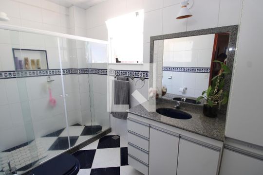 Banheiro 1 de casa à venda com 3 quartos, 317m² em Abolição, Rio de Janeiro