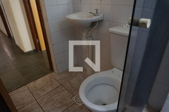 Banheiro de apartamento à venda com 2 quartos, 50m² em Chácaras Califórnia, Contagem