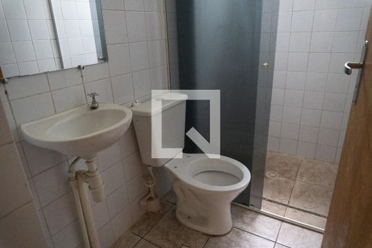 Banheiro de apartamento à venda com 2 quartos, 50m² em Chácaras Califórnia, Contagem