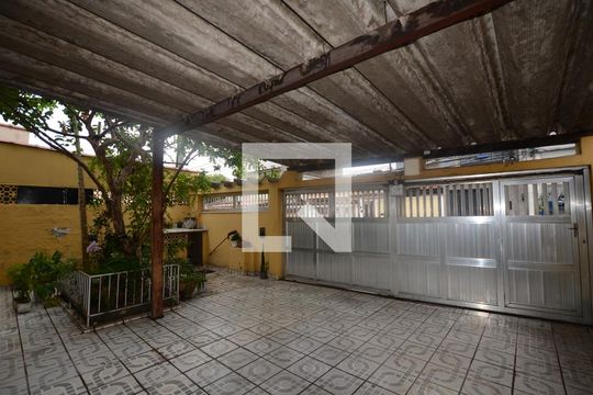 Garagem de casa à venda com 2 quartos, 430m² em Irajá, Rio de Janeiro