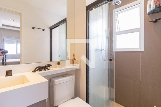 Banheiro da suíte de apartamento para alugar com 2 quartos, 60m² em City Bussocaba, Osasco