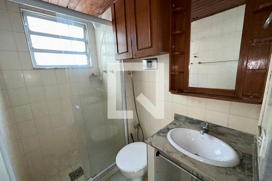 Banheiro de apartamento para alugar com 2 quartos, 60m² em Marechal Hermes, Rio de Janeiro