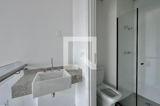 Banheiro de kitnet/studio para alugar com 1 quarto, 23m² em Itaim Bibi, São Paulo