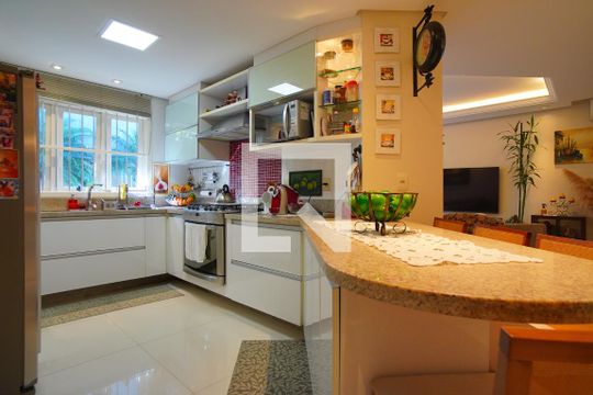 Cozinha de casa à venda com 6 quartos, 400m² em Sarandi, Porto Alegre