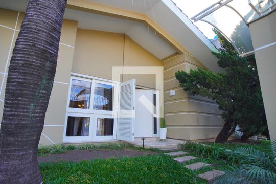 Fachada de casa à venda com 6 quartos, 400m² em Sarandi, Porto Alegre