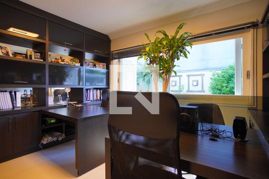Gabinete de casa à venda com 6 quartos, 400m² em Sarandi, Porto Alegre