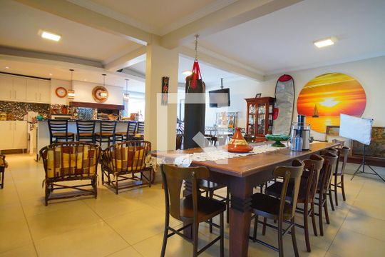 Garagem de casa à venda com 6 quartos, 400m² em Sarandi, Porto Alegre