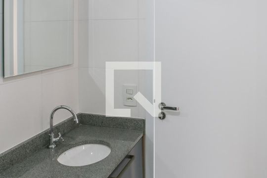 Banheiro da Suíte 1 de apartamento para alugar com 2 quartos, 34m² em Lapa de Baixo, São Paulo