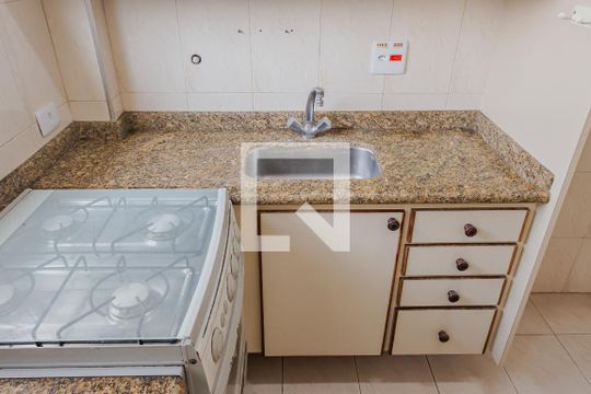 Cozinha de apartamento para alugar com 1 quarto, 64m² em Cerqueira César, São Paulo
