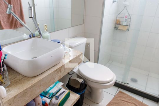 Banheiro de apartamento para alugar com 2 quartos, 50m² em Bussocaba, Osasco