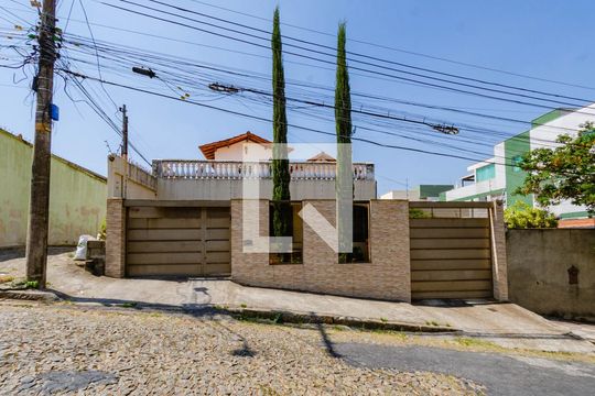 Fachada de casa à venda com 7 quartos, 305m² em Minas Brasil, Belo Horizonte