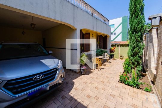 Garagem de casa à venda com 7 quartos, 305m² em Minas Brasil, Belo Horizonte
