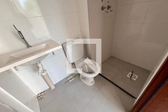 Banheiro de apartamento para alugar com 2 quartos, 42m² em Taquara, Rio de Janeiro
