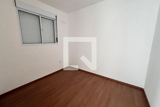 Quarto 01 de apartamento para alugar com 2 quartos, 42m² em Taquara, Rio de Janeiro